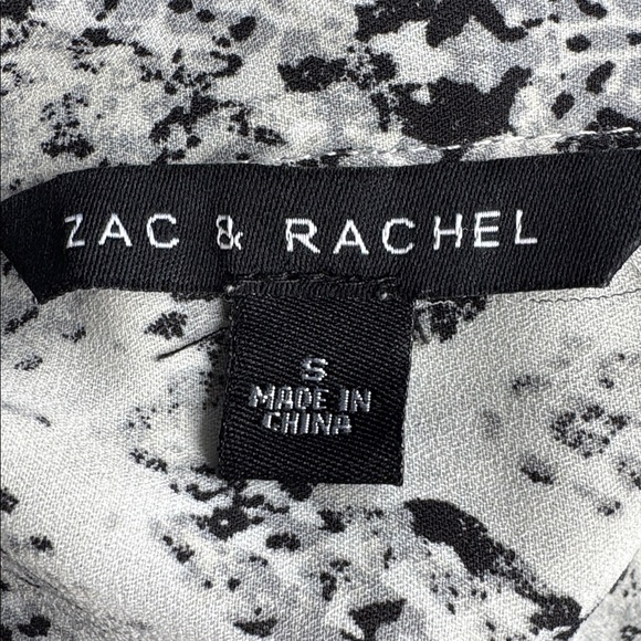 ❤️3/$30 Zac & Rachel Women's Snake Print Button Up Blouse - Picture 7 of 7